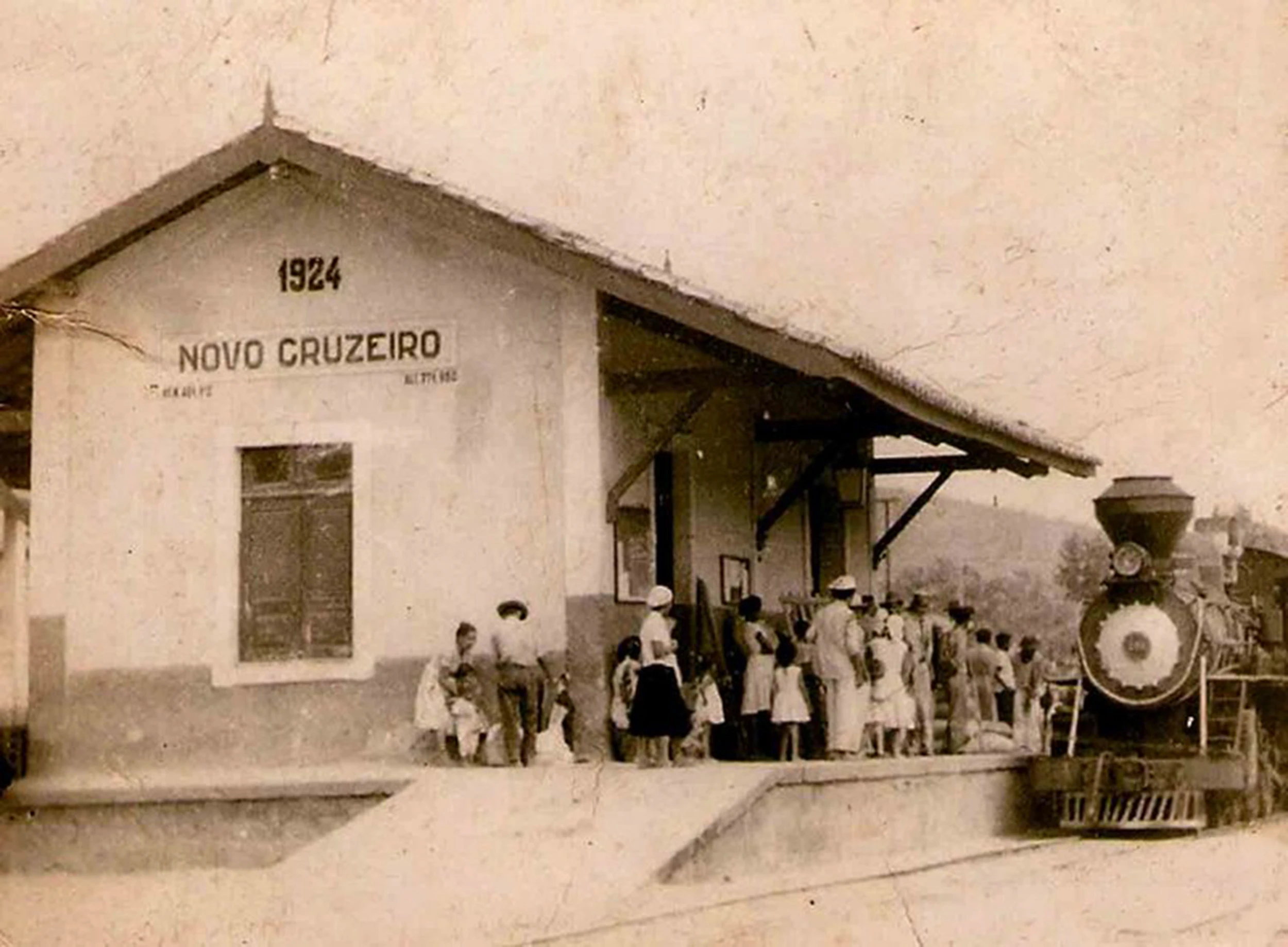 A histórica Estação Ferroviária de 1924, cartão-postal de Novo Cruzeiro.